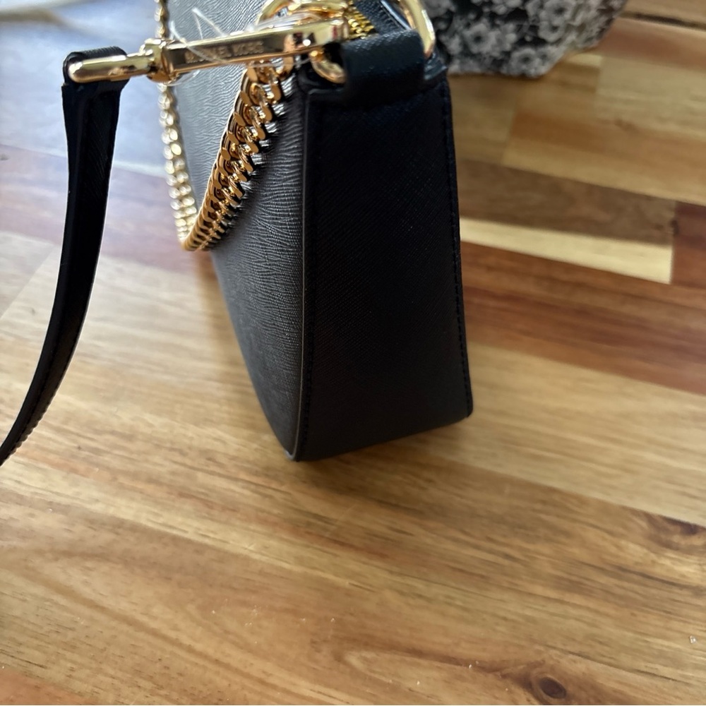 Michael Kors Black and Gold Crossbody Bag with Sleek Design - Picture 4 of 7